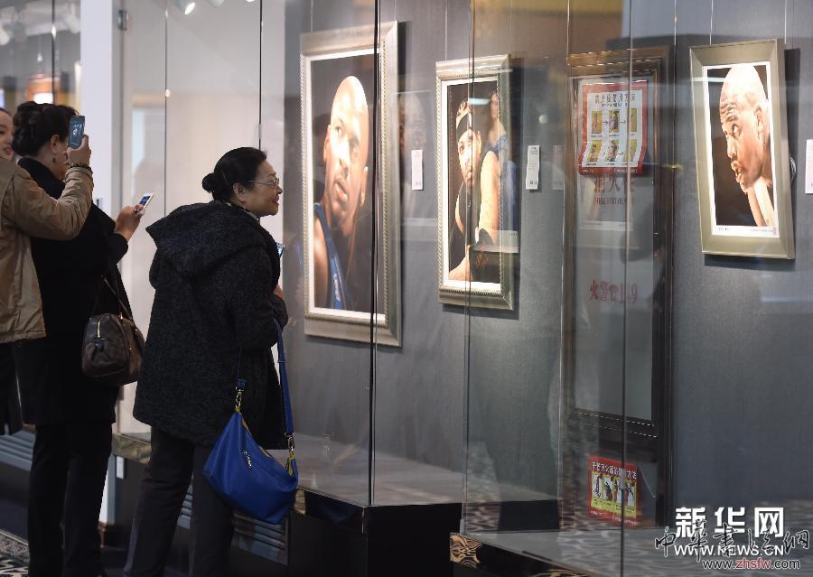 巧手繪成瓷板畫 (文化)(3)巧手繪成瓷板畫