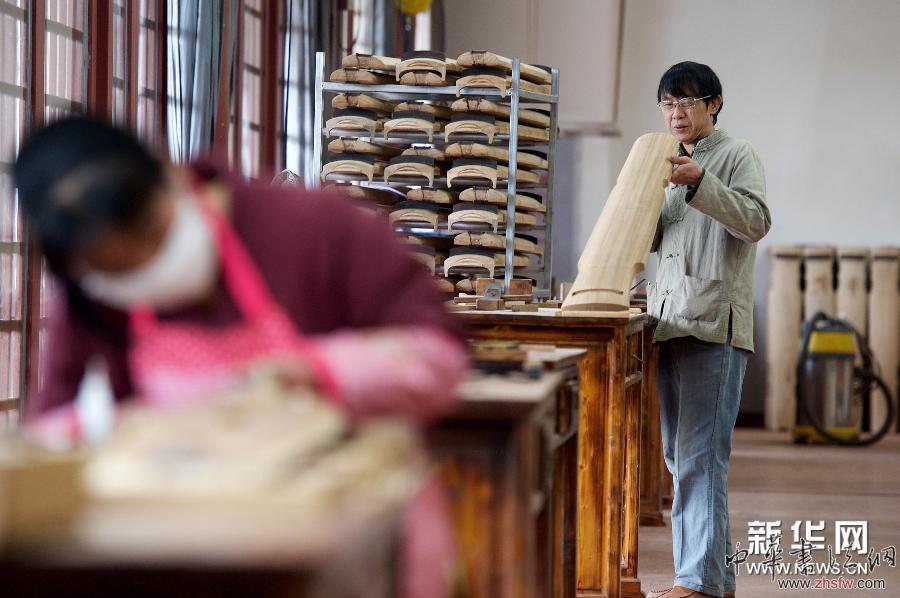 龍人古琴:奏響古典與現(xiàn)代“協(xié)奏曲” 圖 (文化)(2)龍人古琴:奏響古典與現(xiàn)代“協(xié)奏曲”