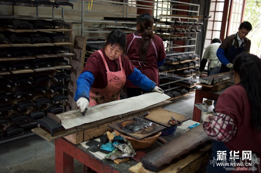 龍人古琴:奏響古典與現(xiàn)代“協(xié)奏曲” 圖 (文化)(3)龍人古琴:奏響古典與現(xiàn)代“協(xié)奏曲”