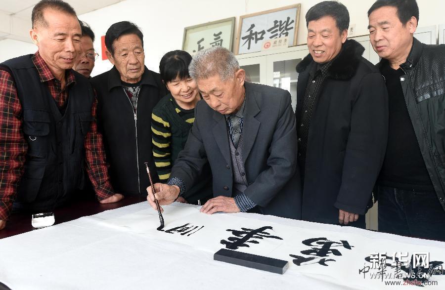 河北文安:78歲老人創(chuàng)辦農(nóng)家學(xué)社義務(wù)教書法 圖 (晚報)(3)河北文安:78歲老人創(chuàng)辦農(nóng)家學(xué)社義務(wù)教書法