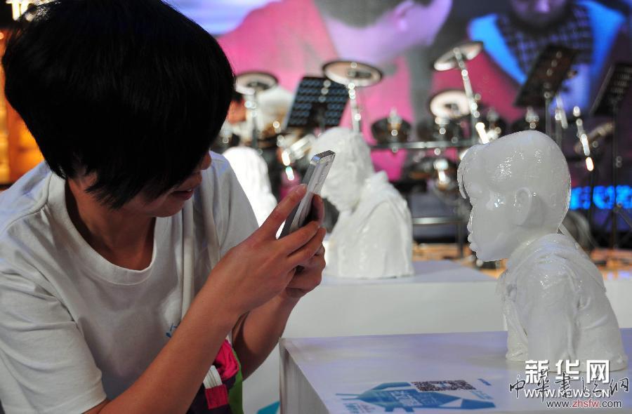 公益藝術(shù)展西安傳遞“笨小孩”理念 (新華網(wǎng))(2)公益藝術(shù)展西安傳遞“笨小孩”理念