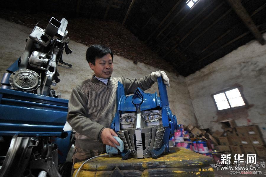 （XHDW）（1）湖南農(nóng)民用廢舊汽車打造&ldquo;變形金剛&rdquo;致富