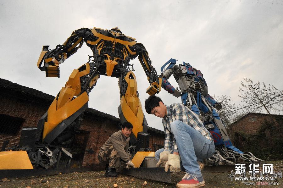 （XHDW）（2）湖南農(nóng)民用廢舊汽車打造&ldquo;變形金剛&rdquo;致富