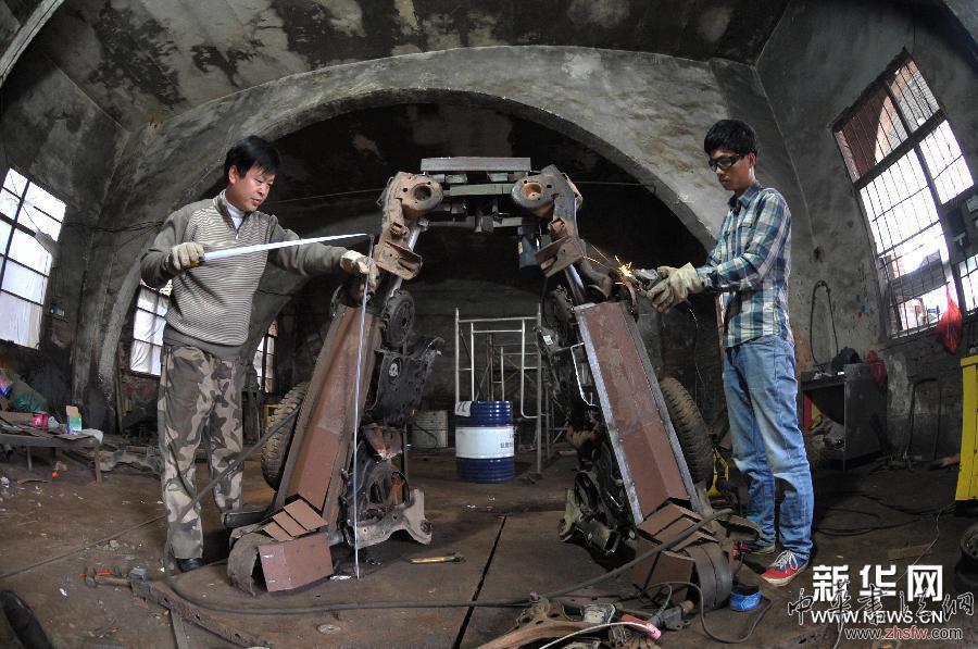 （XHDW）（5）湖南農(nóng)民用廢舊汽車打造&ldquo;變形金剛&rdquo;致富