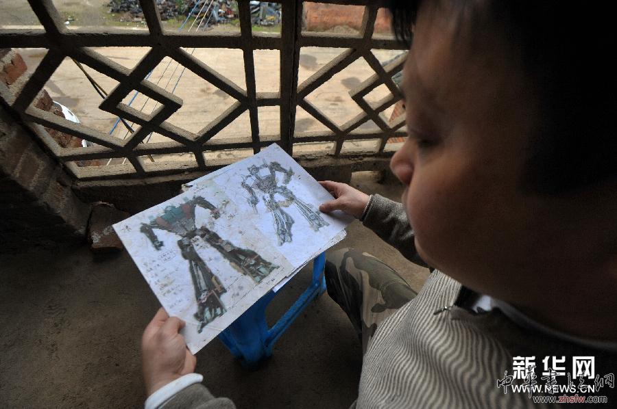 （XHDW）（6）湖南農(nóng)民用廢舊汽車打造&ldquo;變形金剛&rdquo;致富