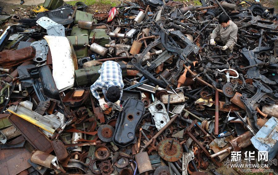 （XHDW）（7）湖南農(nóng)民用廢舊汽車打造&ldquo;變形金剛&rdquo;致富