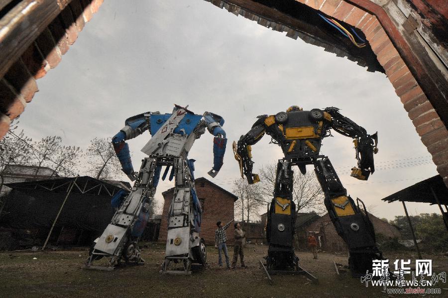 （XHDW）（10）湖南農(nóng)民用廢舊汽車打造&ldquo;變形金剛&rdquo;致富