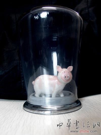 “制造多巴胺”藝術(shù)展將亮相國藝美術(shù)館(圖) 李進(jìn)作品《被罩住的粉紅色小豬》