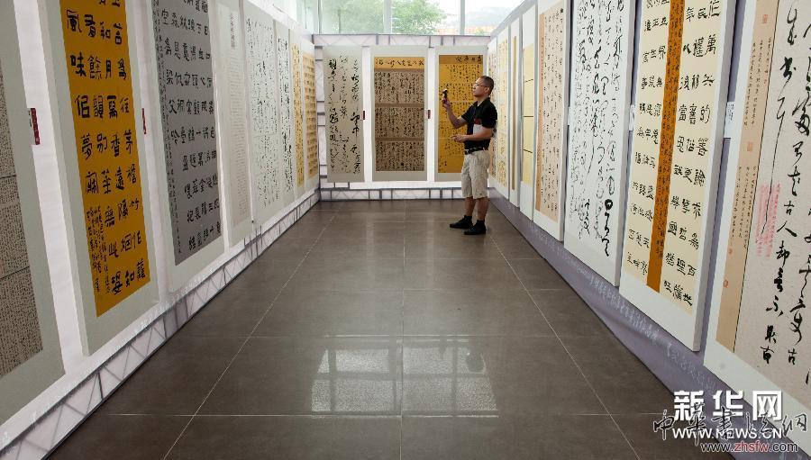 廣東舉行紀(jì)念梁啟超誕辰140周年書法展 圖 (晚報(bào))(2)廣東舉行紀(jì)念梁啟超誕辰140周年書法展