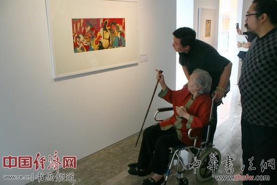 鄒佩珠和游客們?cè)诂F(xiàn)場(chǎng)觀展 中國(guó)經(jīng)濟(jì)網(wǎng)記者李冬陽攝