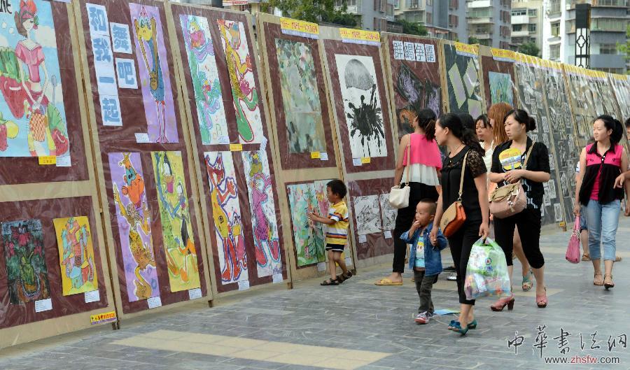 （新華網(wǎng)）（3）貴州畢節(jié)舉行中小學(xué)生畫展