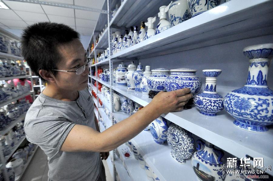 #（文化）（2）河北邯鄲舉行特色酒瓶展