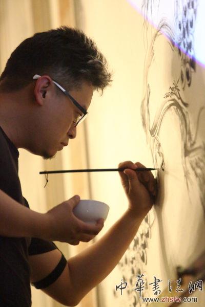 開(kāi)幕當(dāng)晚馬興文即興創(chuàng)作