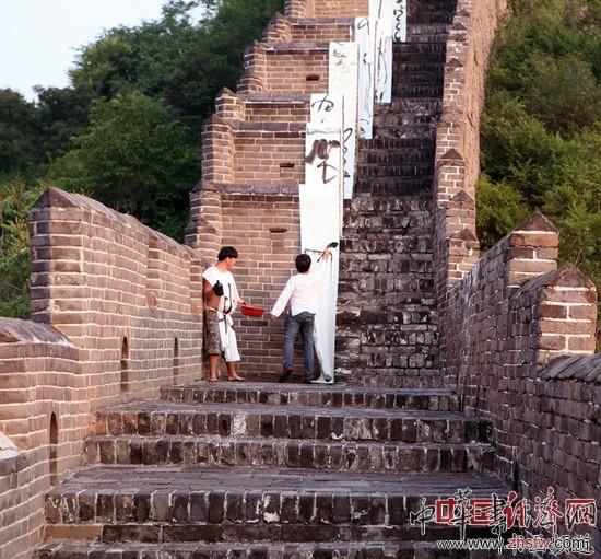 陳求之正在創(chuàng)作巨幅百米水墨作品