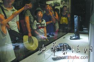 現(xiàn)場觀眾參觀當(dāng)年溥儀乘坐的汽車模型以及曾穿過的軍靴。