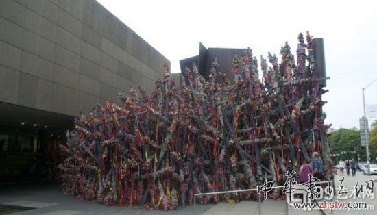 2013年卡內(nèi)基國際展匹茲堡開幕迎客 ‘TIP’ (2013) by Phyllida Barlow.