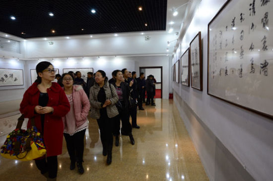 市民在參觀書法作品。記者 苗得雨 攝