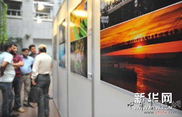 （晚報(bào)）《百名攝影師聚焦臺(tái)灣》畫冊(cè)首發(fā)式暨攝影作品展在臺(tái)北舉行 