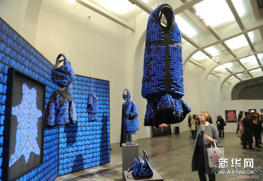 （晚報）（1）法國藝術家創(chuàng)新刺繡藝術品在京展出
