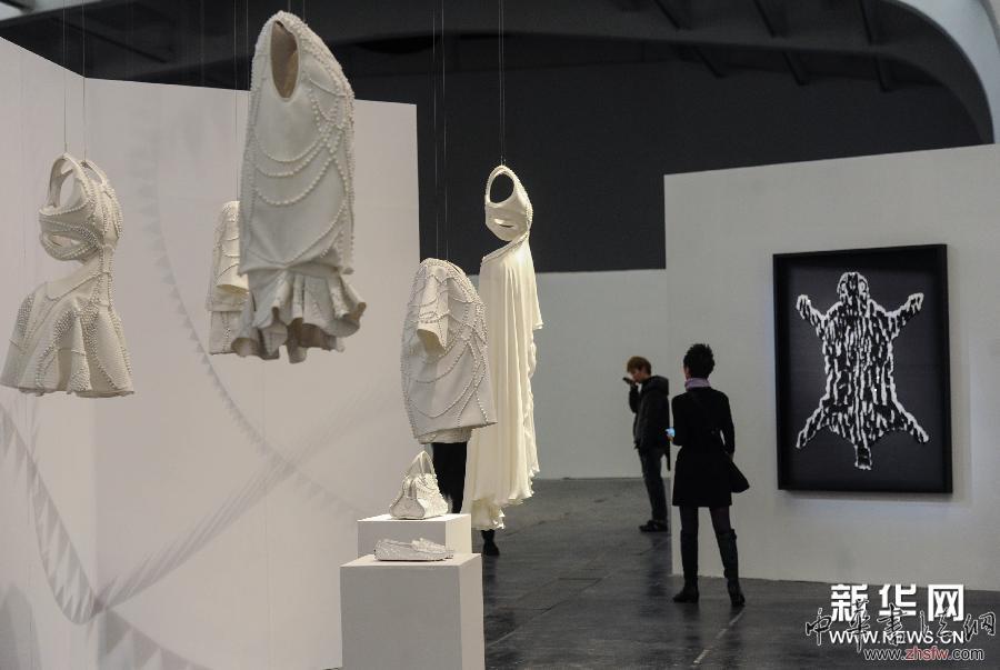 （晚報）（3）法國藝術家創(chuàng)新刺繡藝術品在京展出