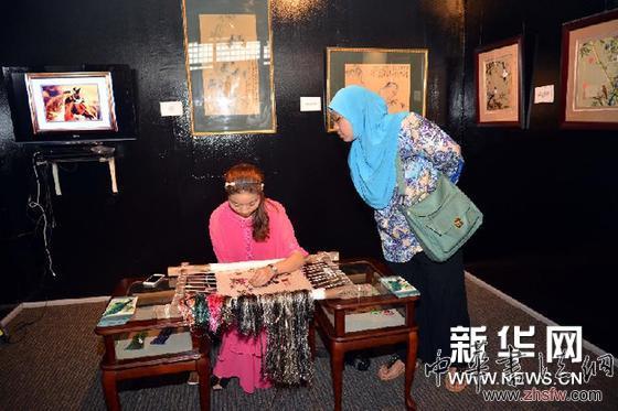 中國蘇繡展在文萊舉行 圖 (XHDW)(1)中國蘇繡展在文萊舉行