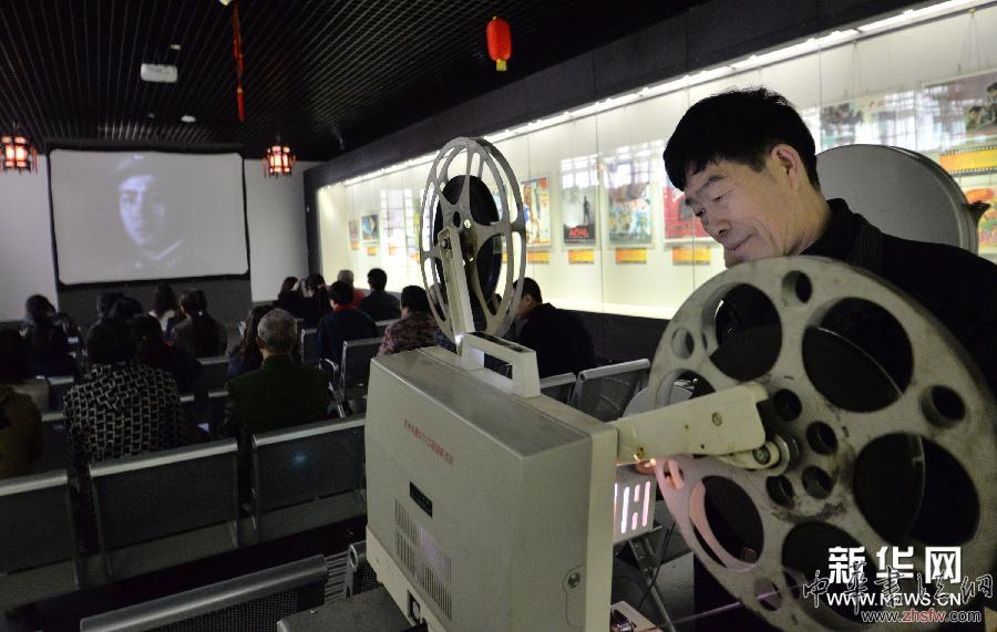 河北邯鄲農(nóng)民收藏家展映老電影 圖