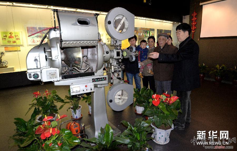河北邯鄲農(nóng)民收藏家展映老電影 圖