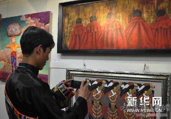 （新華網(wǎng)）（1）西藏本土藝術(shù)家展出精品畫作