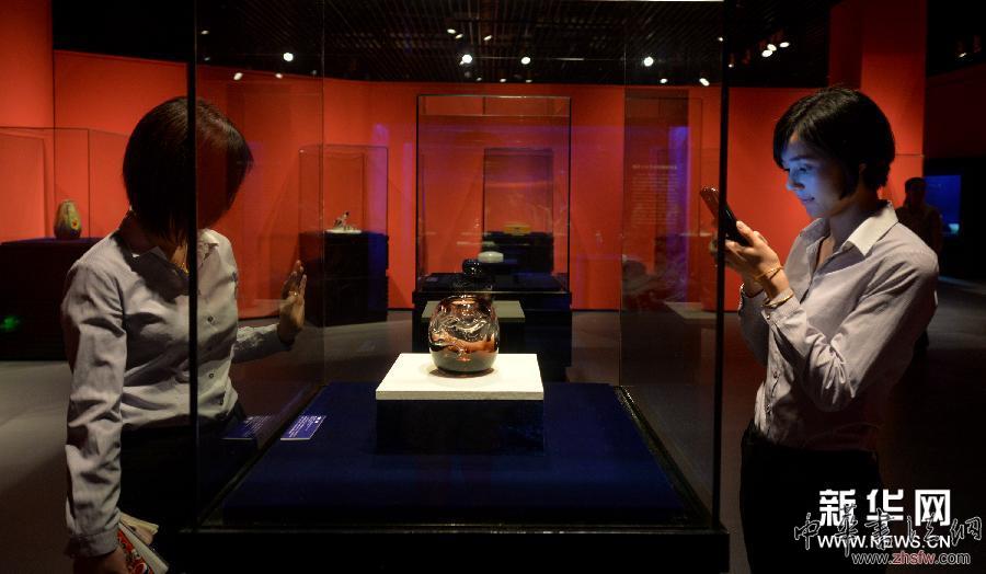 “晶火傳奇—?dú)W洲玻璃藝術(shù)珍品展”在長(zhǎng)沙開(kāi)幕 圖 (晚報(bào))(1)“晶火傳奇—歐洲玻璃藝術(shù)珍品展”在長(zhǎng)沙開(kāi)幕