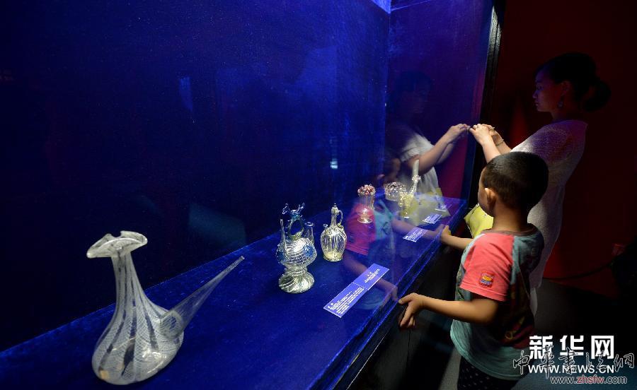 “晶火傳奇—?dú)W洲玻璃藝術(shù)珍品展”在長(zhǎng)沙開(kāi)幕 圖 (晚報(bào))(2)“晶火傳奇—歐洲玻璃藝術(shù)珍品展”在長(zhǎng)沙開(kāi)幕