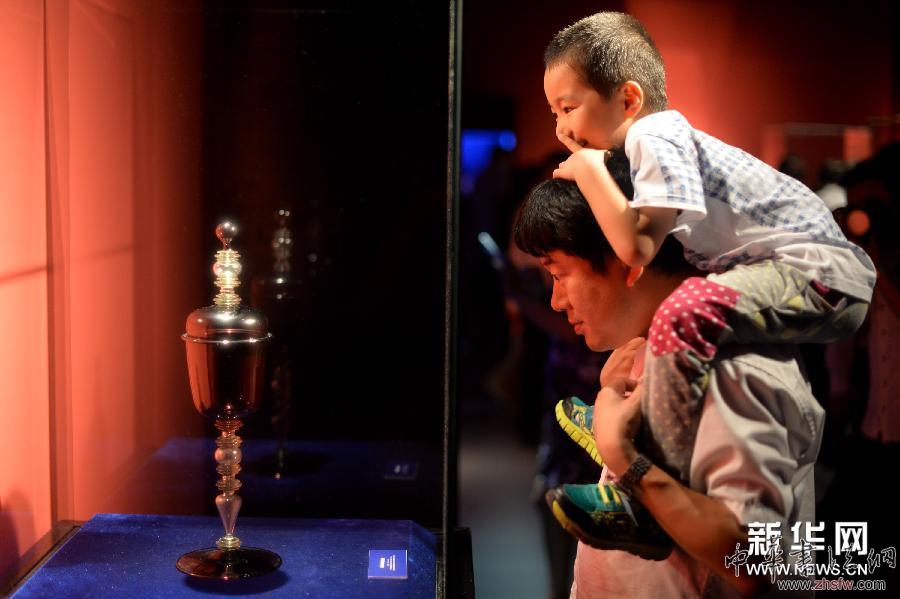 “晶火傳奇—?dú)W洲玻璃藝術(shù)珍品展”在長(zhǎng)沙開(kāi)幕 圖 (晚報(bào))(3)“晶火傳奇—歐洲玻璃藝術(shù)珍品展”在長(zhǎng)沙開(kāi)幕