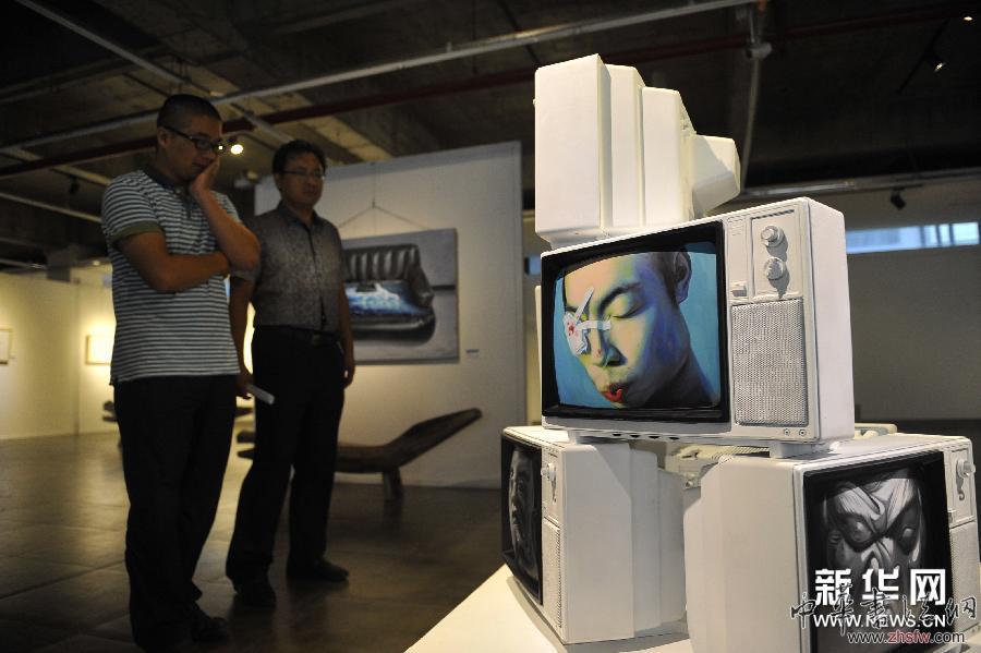 第一屆后真實(shí)主義藝術(shù)展亮相燕郊 圖 (晚報(bào))(2)第一屆后真實(shí)主義藝術(shù)展亮相燕郊