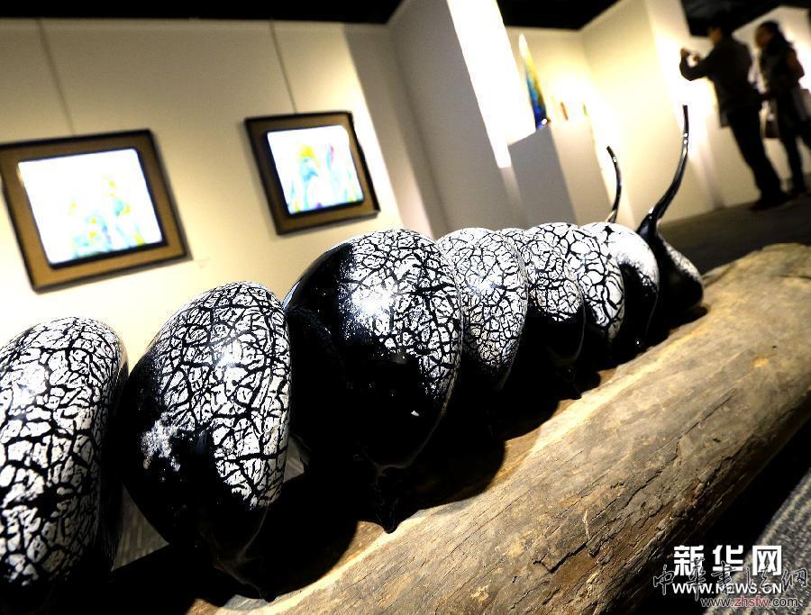 （文化）（1）首屆中國玻璃藝術(shù)雙年展在上海揭幕 