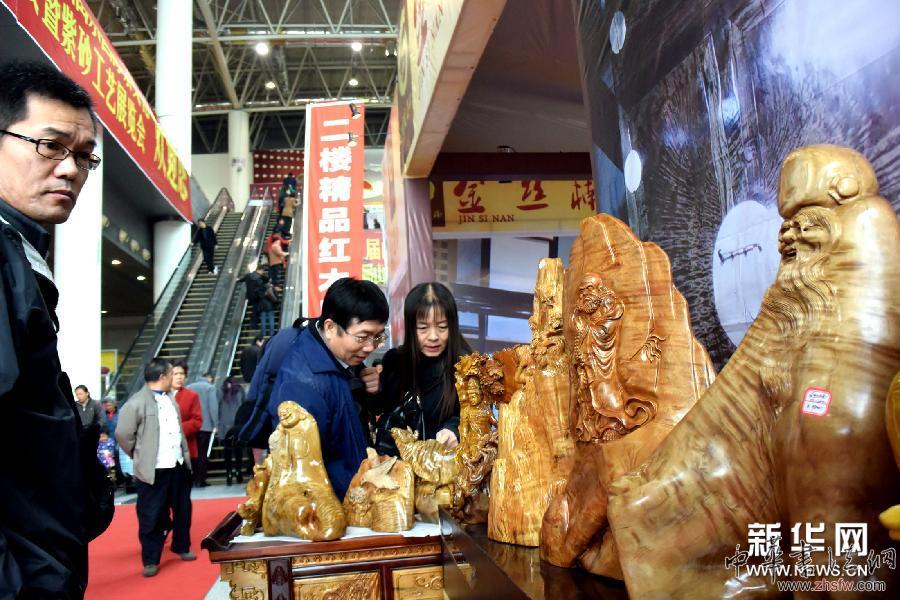 福建金絲楠木雕亮相濟(jì)南展會 組圖 (新華網(wǎng))(1) 福建金絲楠木雕亮相濟(jì)南展會