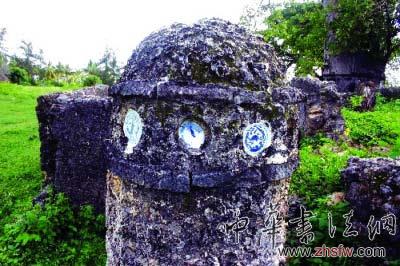 墓碑上鑲嵌有中國瓷盤