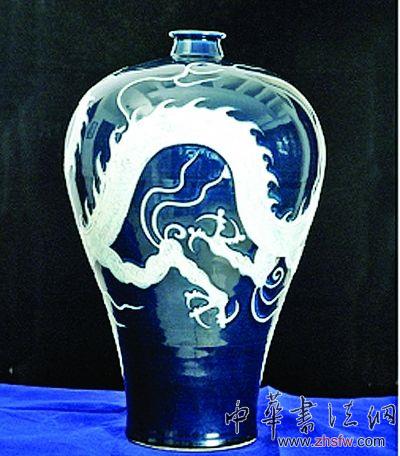 元藍釉白龍紋梅瓶