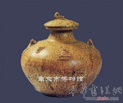 吳青釉褐彩羽人紋雙系壺