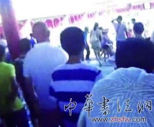 一段名為“實拍多名游客故宮群毆”的視頻被網(wǎng)友傳至網(wǎng)上