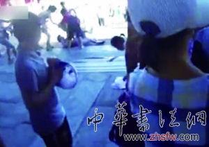 一段名為“實拍多名游客故宮群毆”的視頻被網(wǎng)友傳至網(wǎng)上