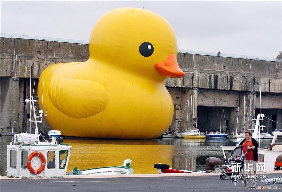 （1）2007年7月7日，“大黃鴨”在法國圣納澤爾展覽。 新華社/法新（張帆編輯）
