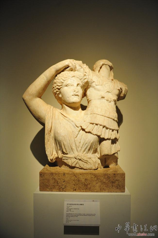 托舉戰(zhàn)利品的勝利女神雕像.