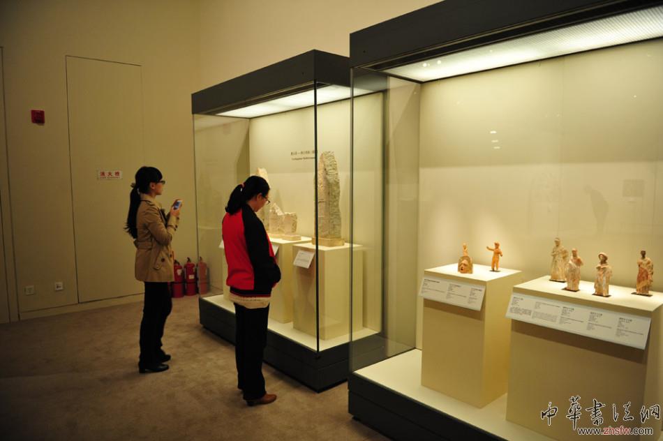 開幕式現(xiàn)場觀眾在認真的參觀展品.