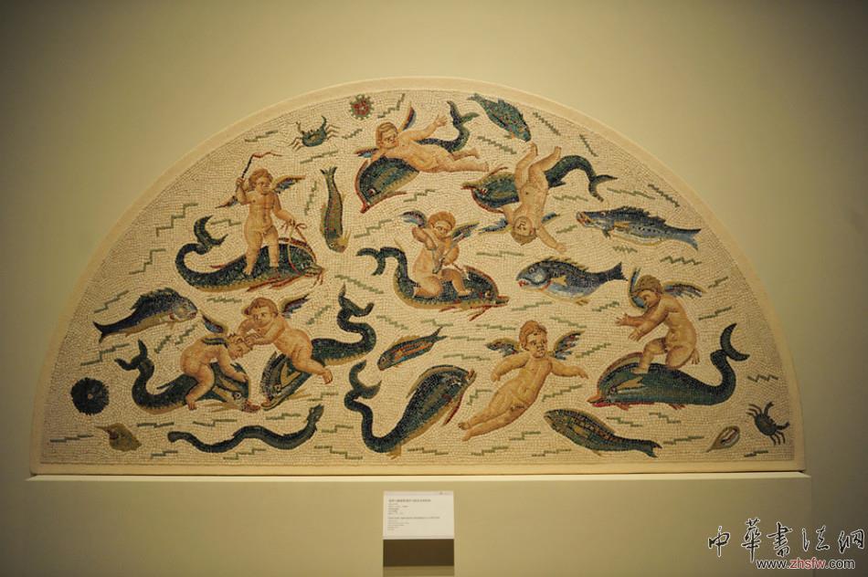 愛神與海豚嬉戲的馬賽克水池壁畫.