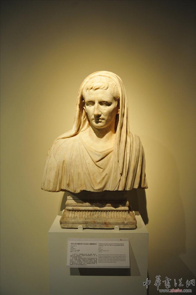身著大祭司服的羅馬皇帝屋大維雕像殘片.