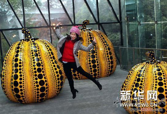 （文化）（1）日本藝術(shù)家草間彌生作品在上海呈現(xiàn)