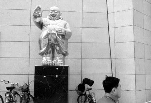 北行“穿風(fēng)衣”的彌勒佛雕塑