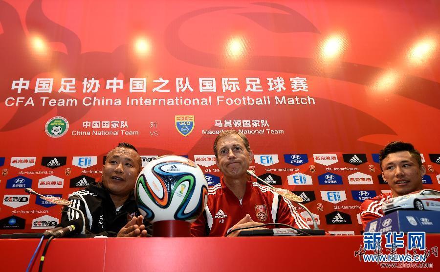 （體育）（4）足球&mdash;&mdash;男足&ldquo;佩家軍&rdquo;明晚首秀