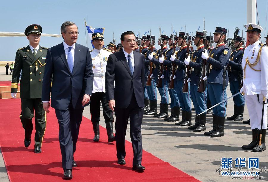 6月19日，國務(wù)院總理李克強(qiáng)乘專機(jī)抵達(dá)雅典國際機(jī)場，開始對希臘進(jìn)行正式訪問。希臘總理薩馬拉斯在機(jī)場為李克強(qiáng)舉行隆重的歡迎儀式。這是李克強(qiáng)在薩馬拉斯的陪同下檢閱儀仗隊。新華社記者 李濤 攝