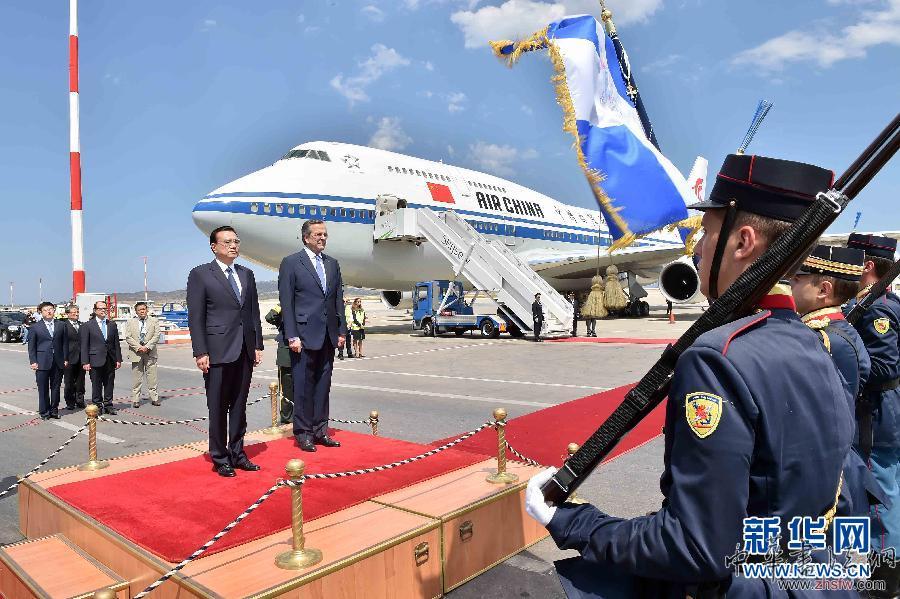 6月19日，國務(wù)院總理李克強(qiáng)乘專機(jī)抵達(dá)雅典國際機(jī)場，開始對希臘進(jìn)行正式訪問。希臘總理薩馬拉斯在機(jī)場為李克強(qiáng)舉行隆重的歡迎儀式。新華社記者 李濤 攝