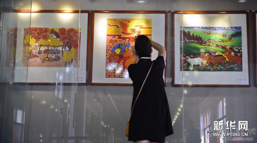 （新華網(wǎng)）（1）江西萬安舉辦全國農(nóng)民畫展